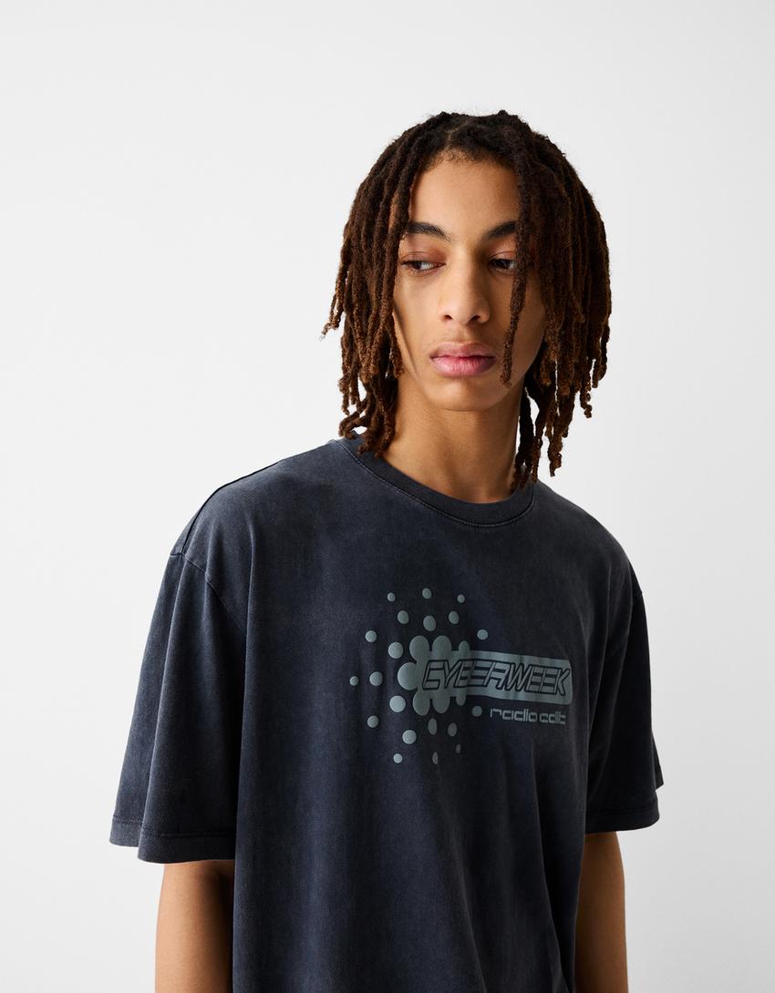 تيشرت بقصّة مربعة وأكمام قصيرة وطبعة وتأثير باهت-أسود-2