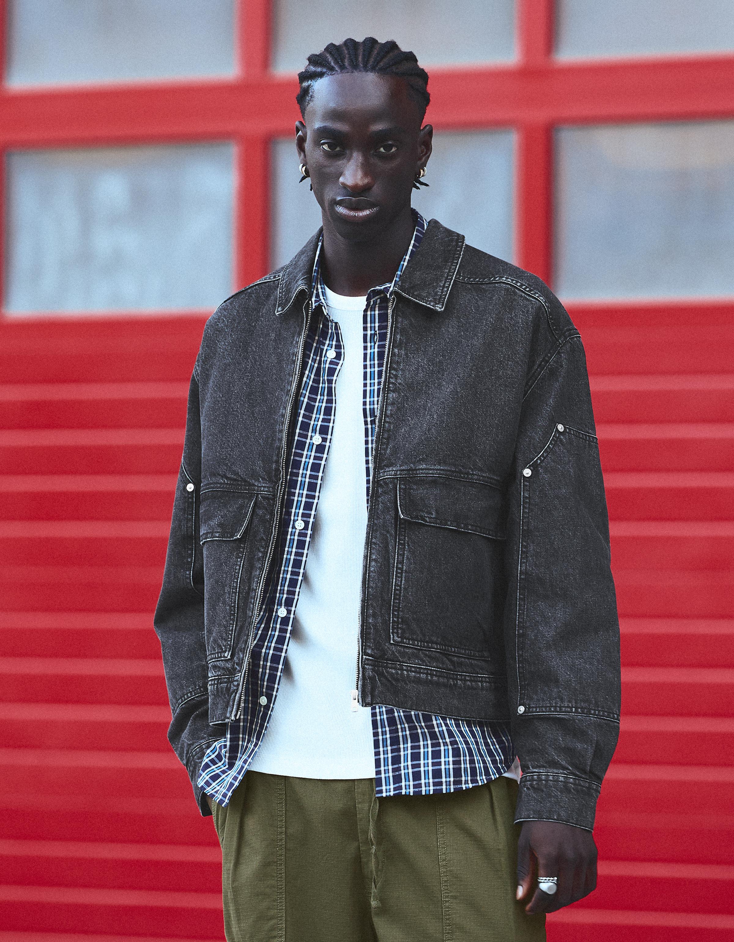 Bershka Kurtka Bomber Z Przetartego Denimu Mężczyzna Czarny
