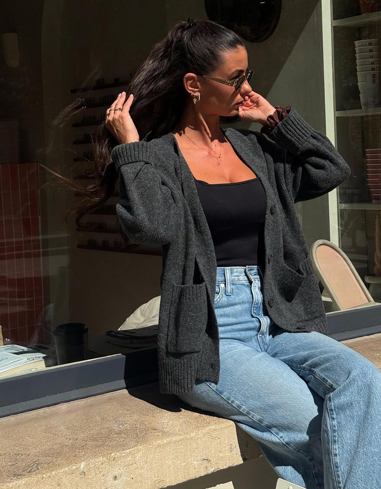 Bershka kardigan z dekoltem w serek ciemnoszary