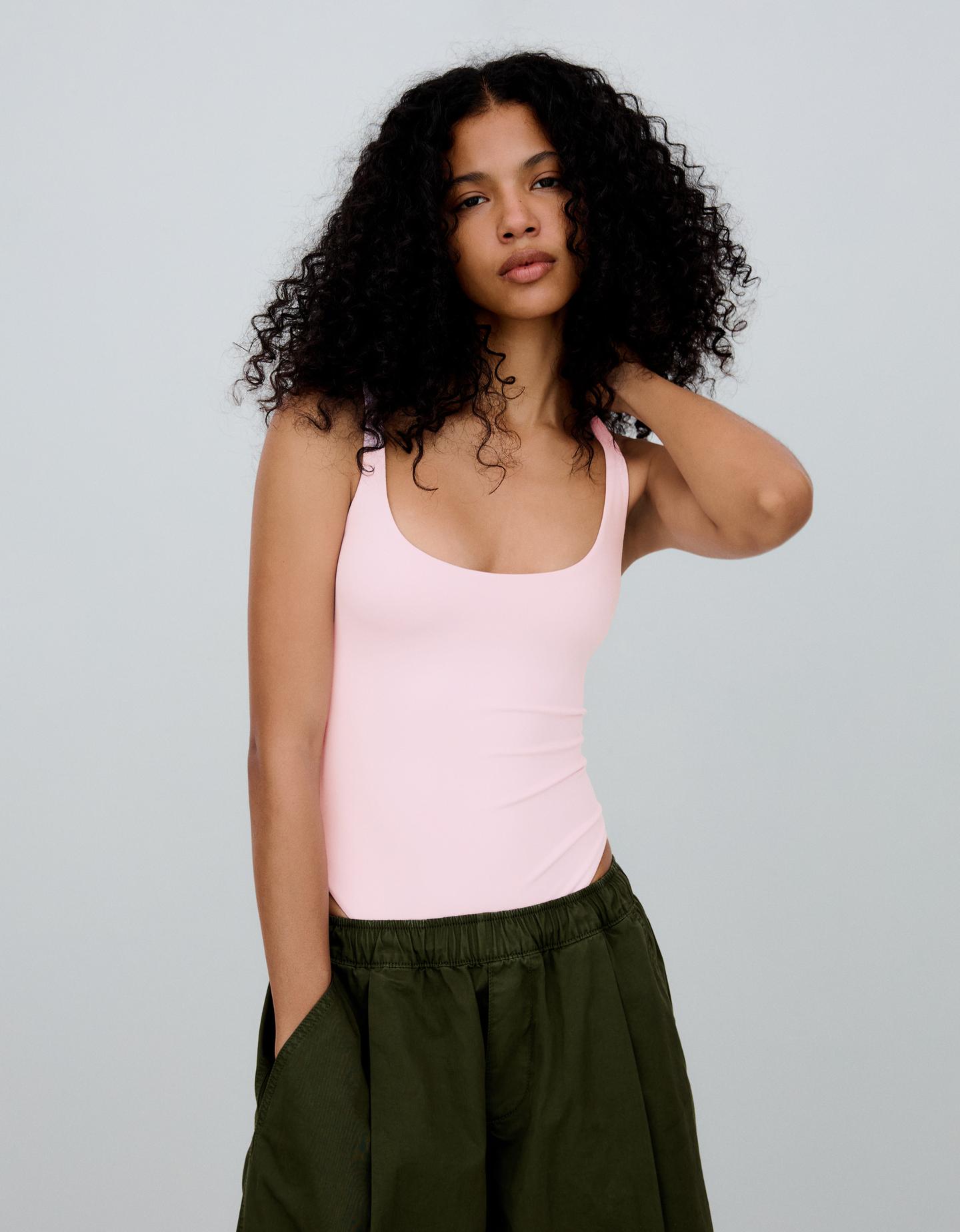 Bershka body na ramiączkach z okrągłym dekoltem różowy