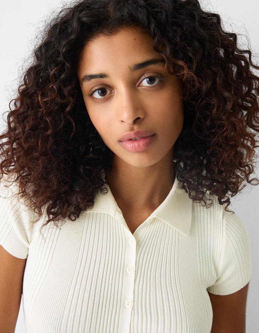 قميص بولو بأكمام قصيرة وأزرار-كريمي-2