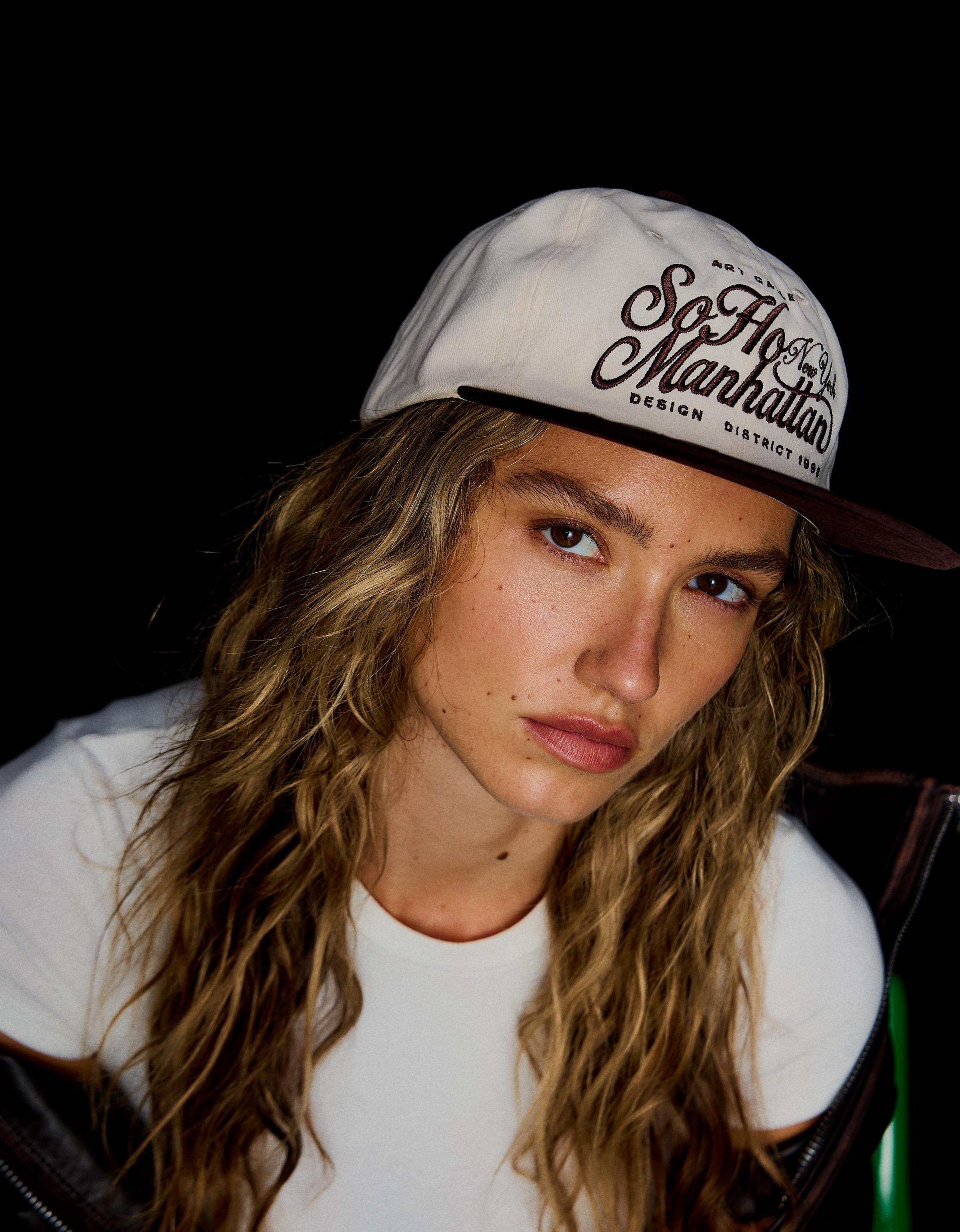 Embroidered cap — Brown