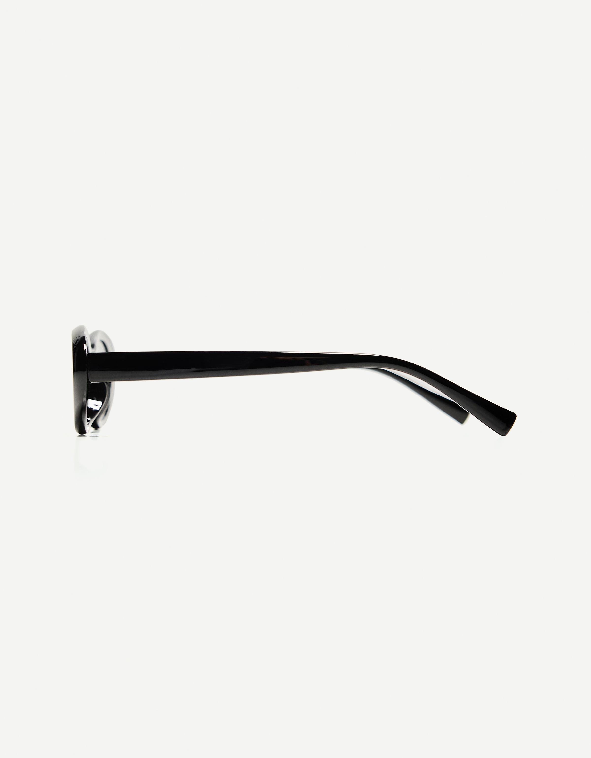 Oval plastic sunglasses — Black