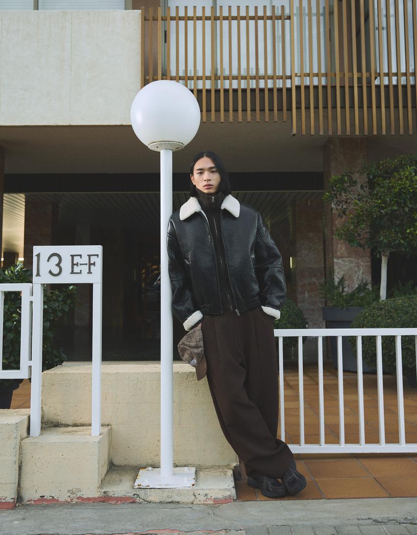 Jaka ar vinila efektu un kažokādas apkakli-Melns