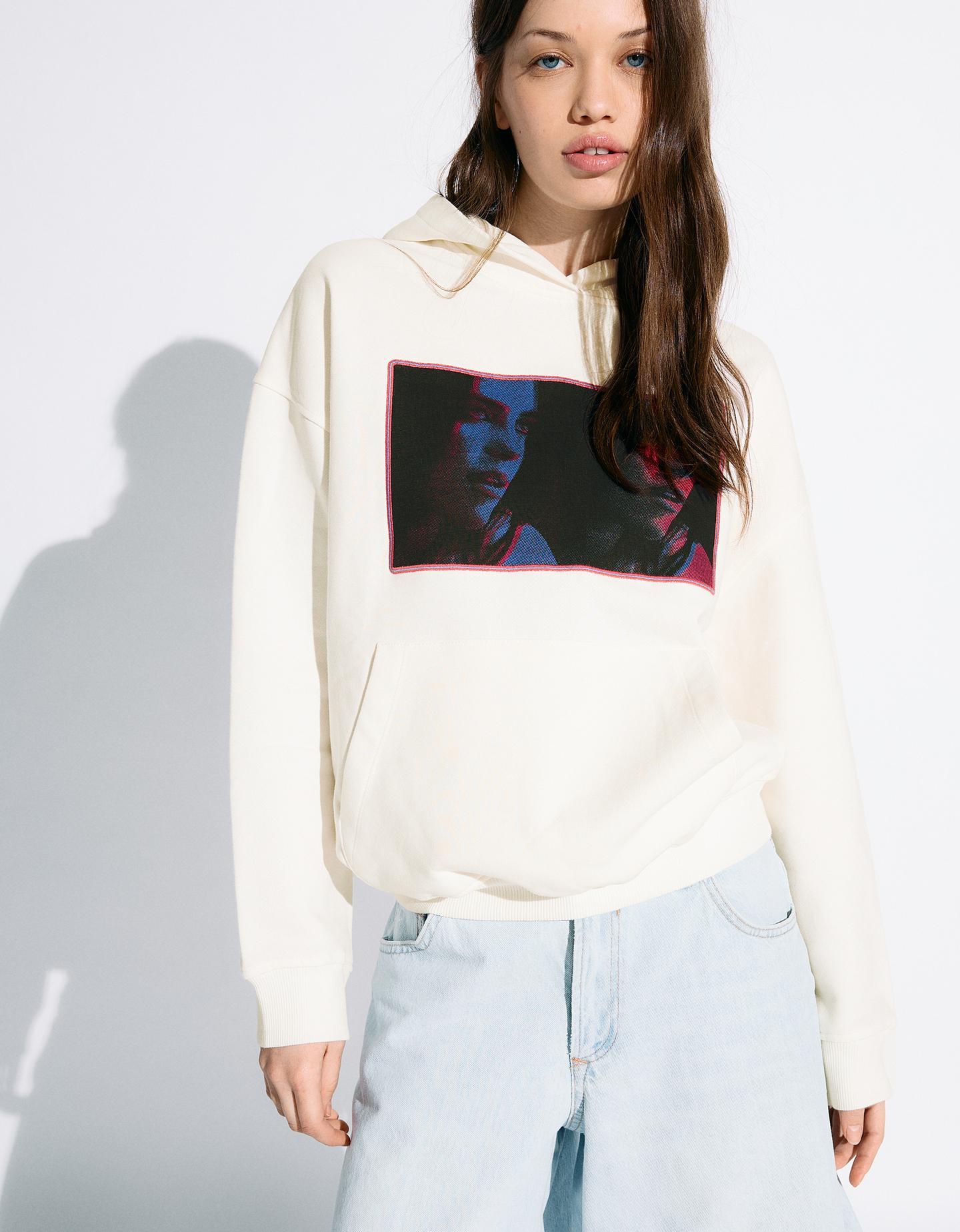 Bershka bluza z kapturem billie eilish z nadrukiem biały złamany