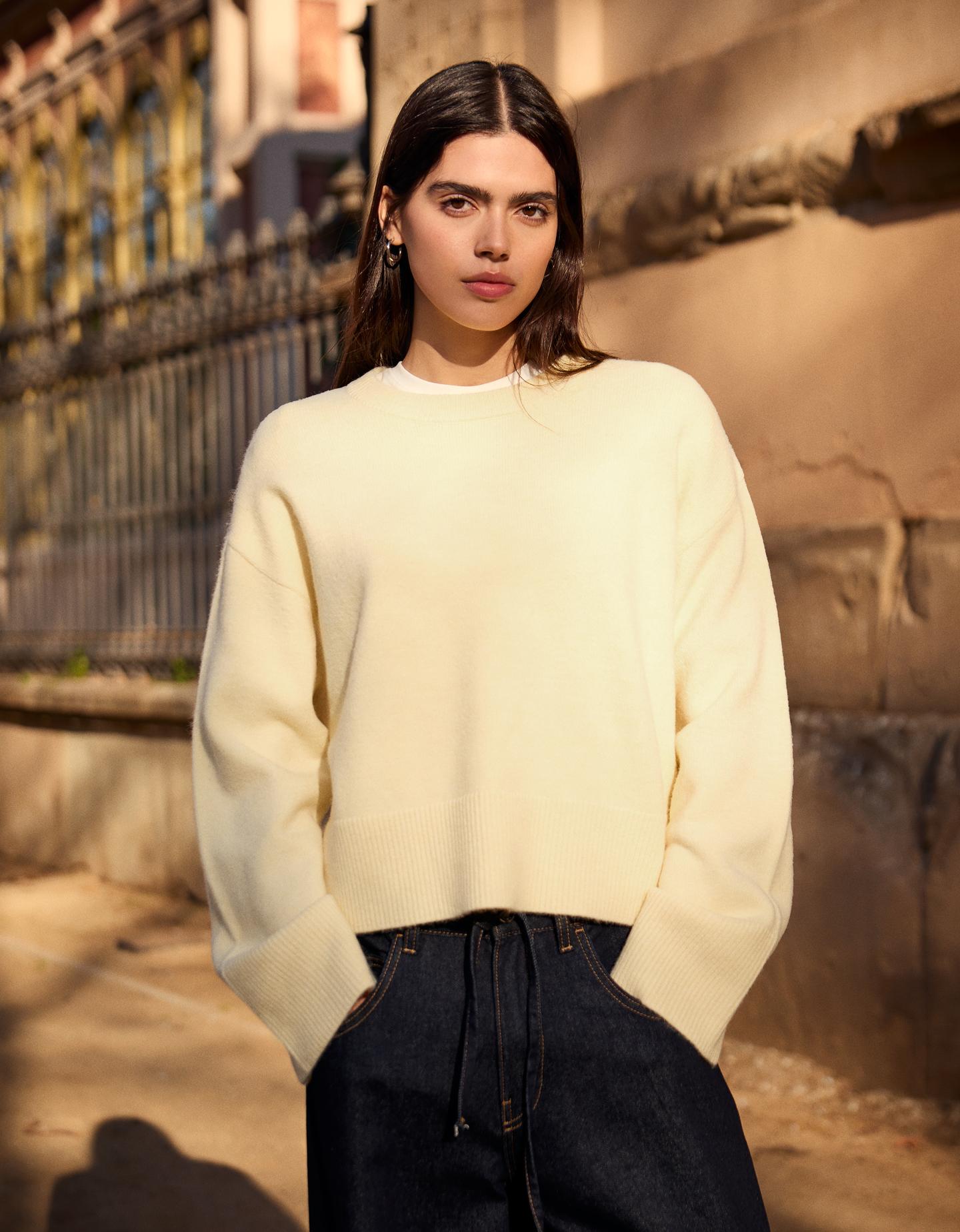 Bershka sweter oversize z okrągłym dekoltem żółty