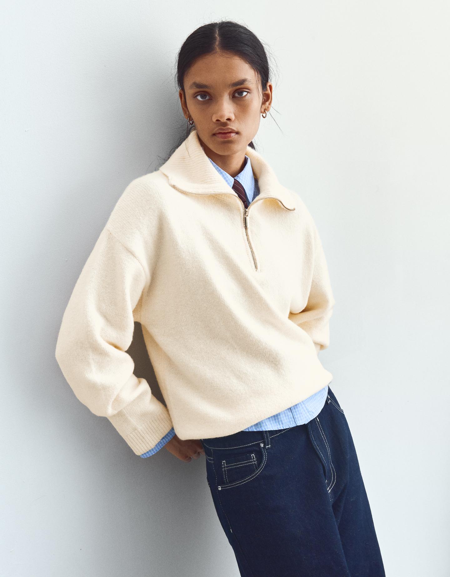 Bershka sweter z golfem i suwakiem kremowy