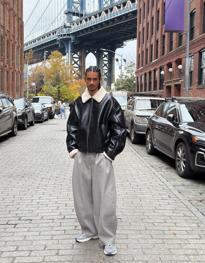 ვინილის ეფექტის ქურთუკი ბეწვის საყელოთი-შავი