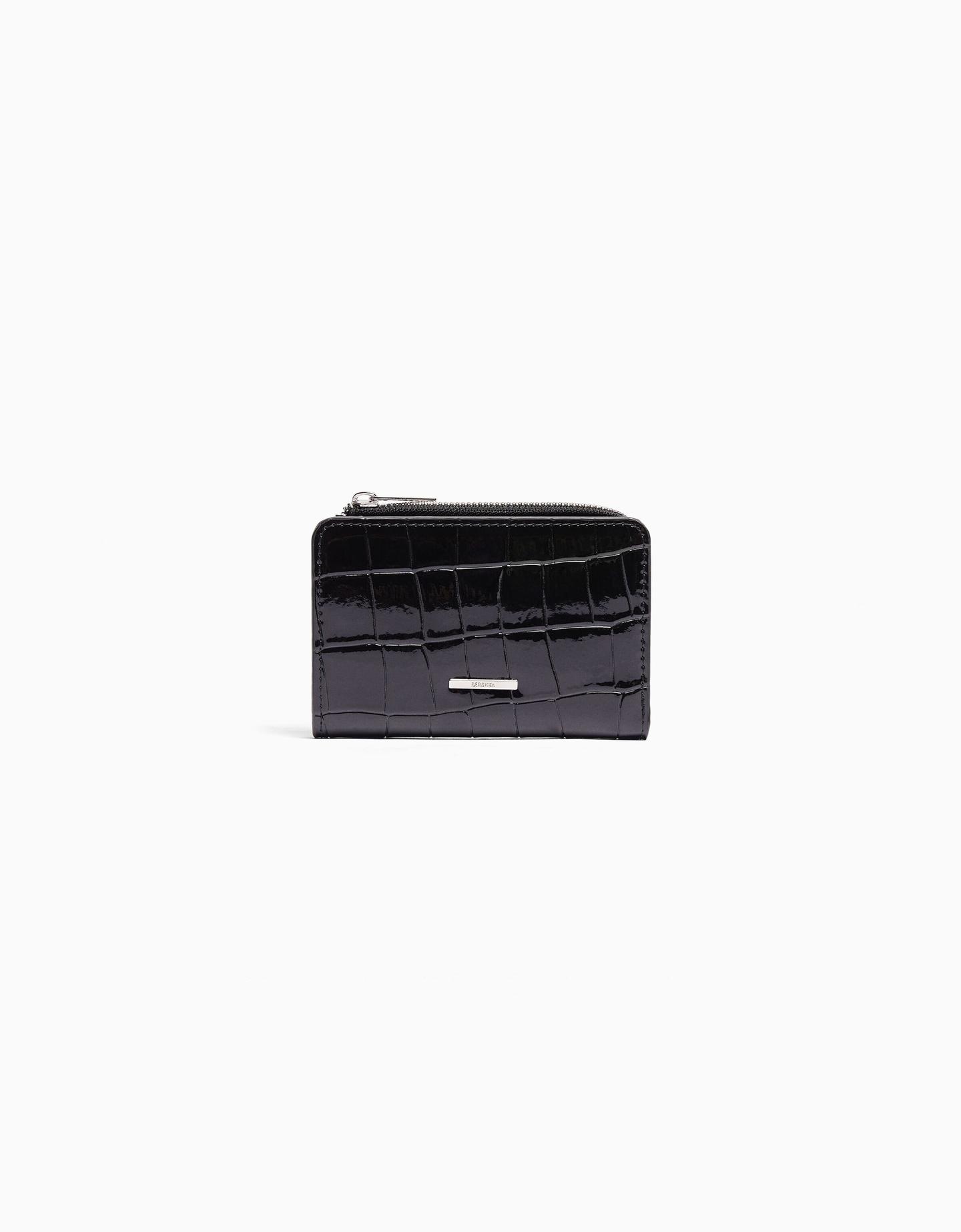 Bershka portmonetka z wytłaczanym zwierzęcym wzorem ze sztucznej lakierowanej skóry czarny