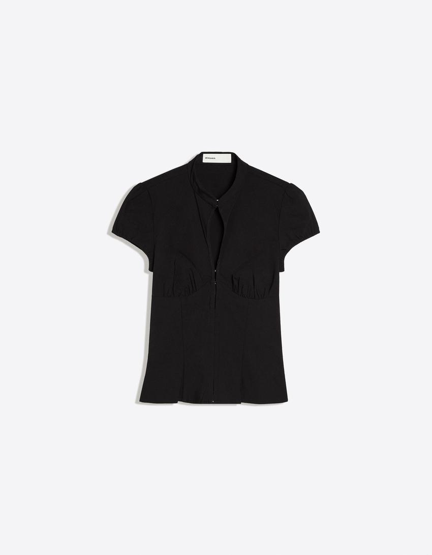 Short sleeve shirt with press-stud fastening