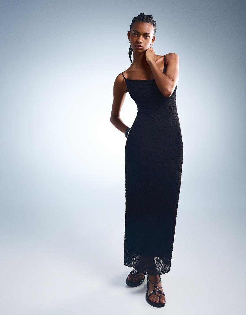 Vestido midi blonda encaje Vestidos y monos Mujer Bershka