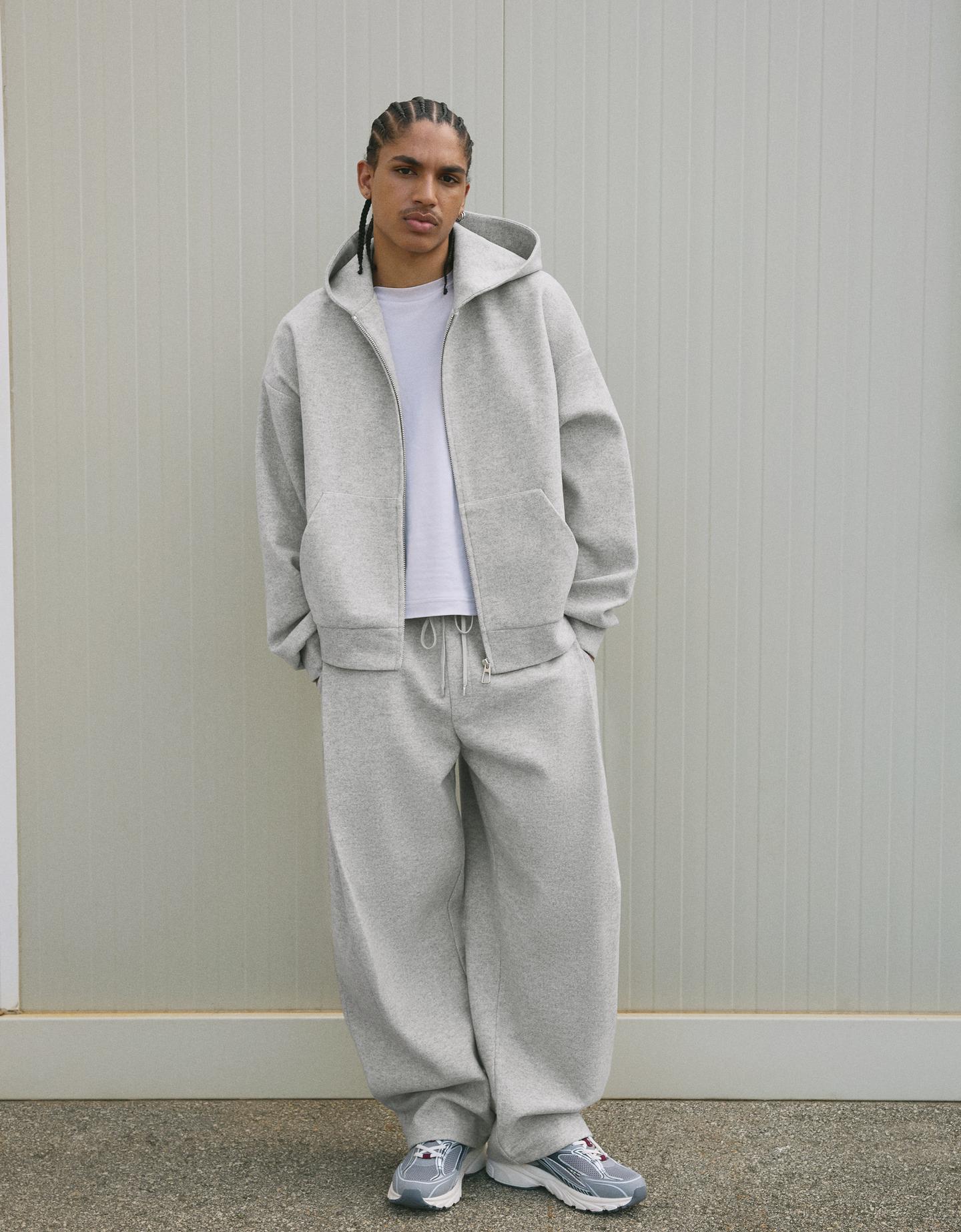 Bershka spodnie o kroju balloon z zakładkami z flauszu szary