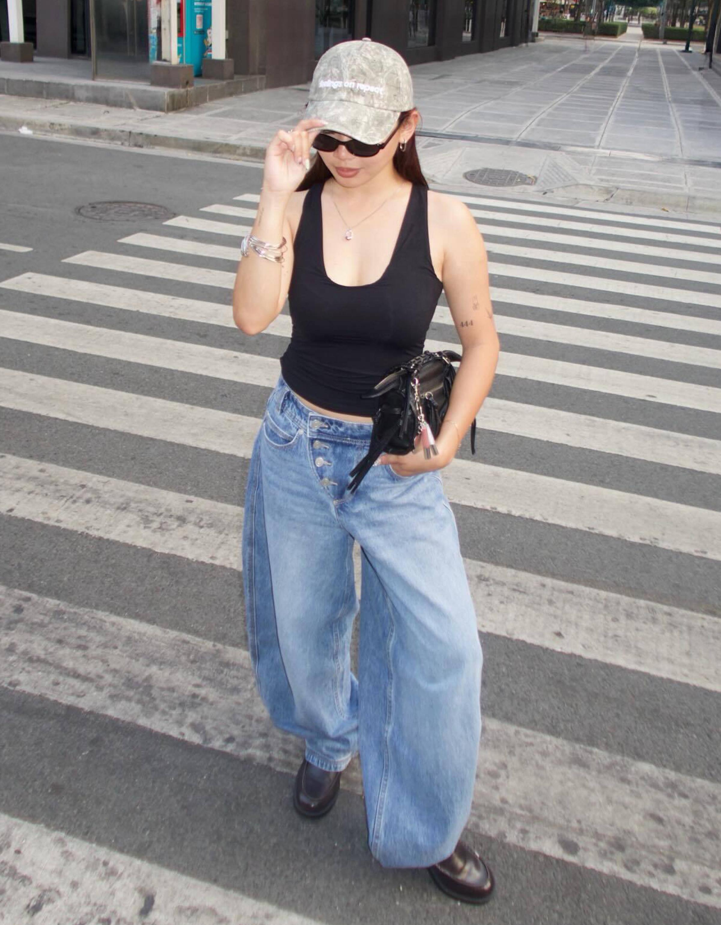 Low-rise wide-leg barrel jeans with front buttons