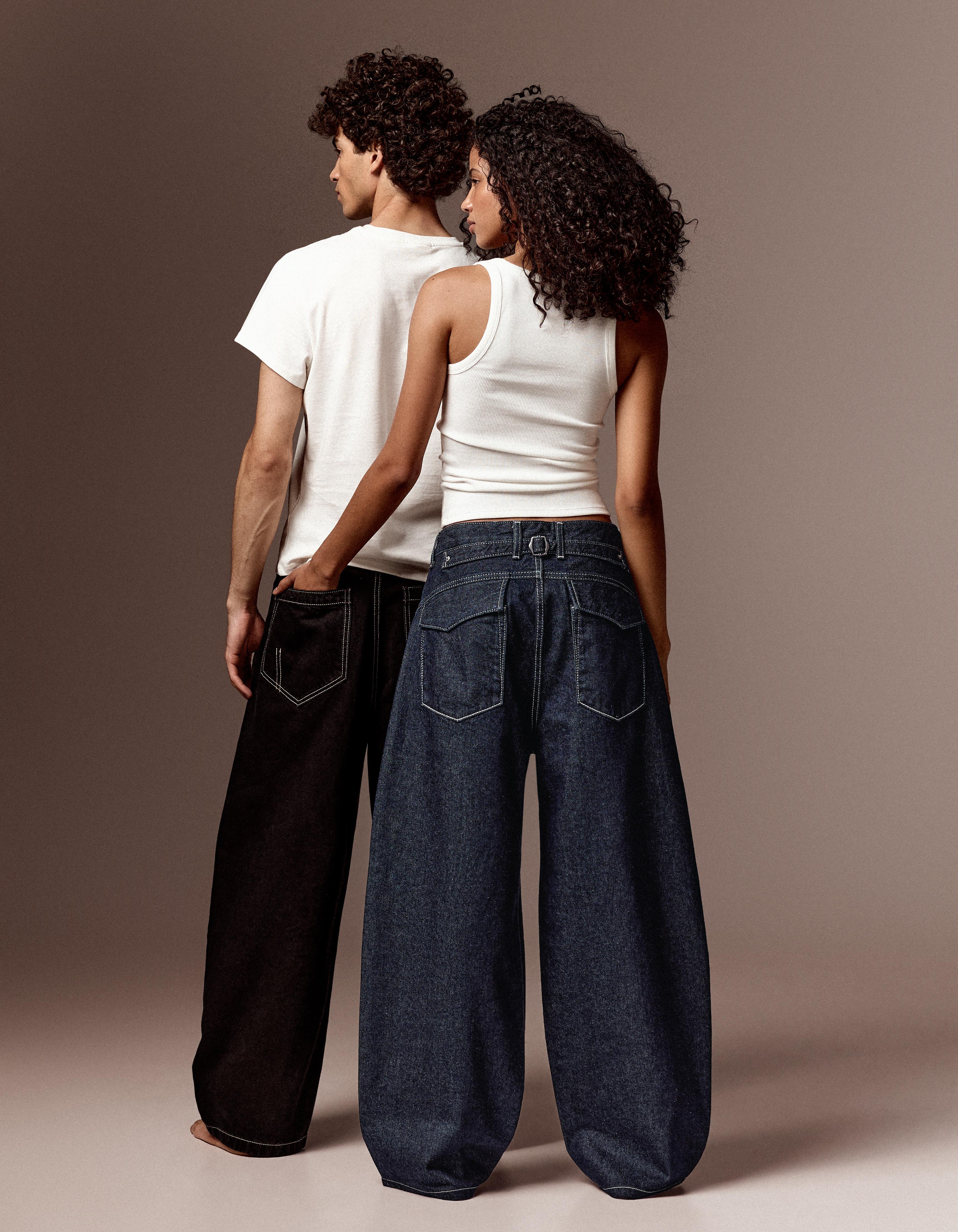 Barrel jeans with back buckle — Navy