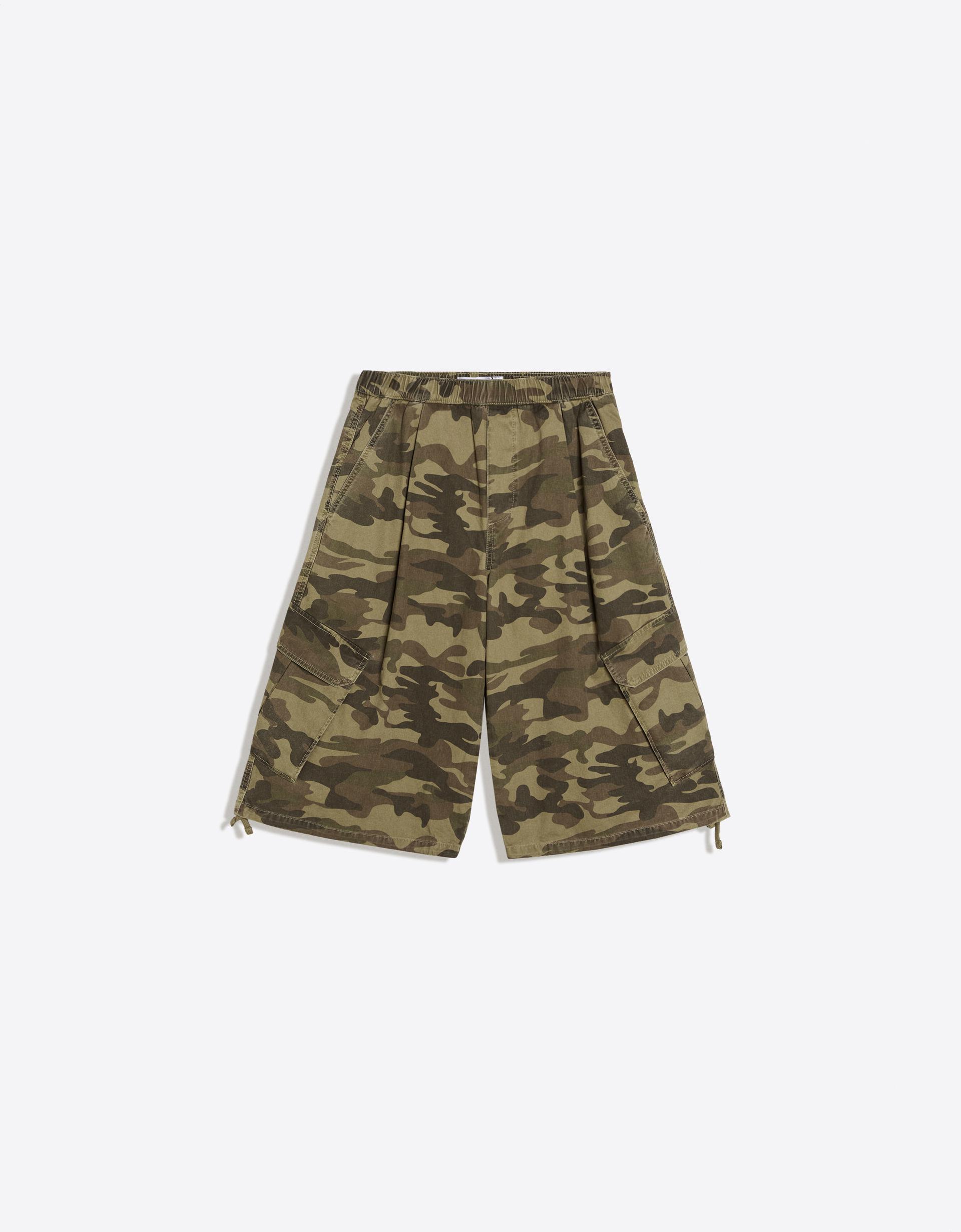 Low-Key Rhythm — Printed cargo Bermuda shorts