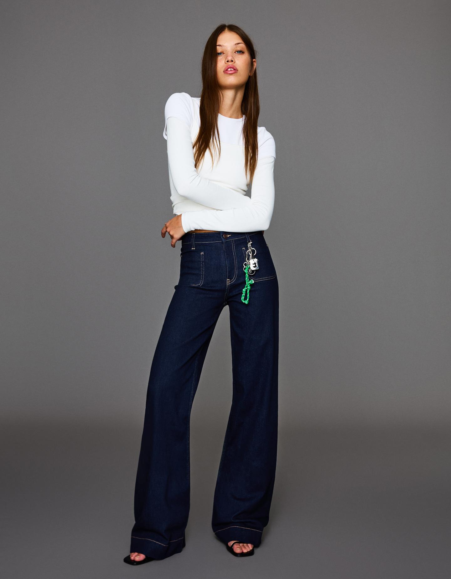 Bershka jeansy z szerokimi nogawkami i bezszwowymi kieszeniami granatowy