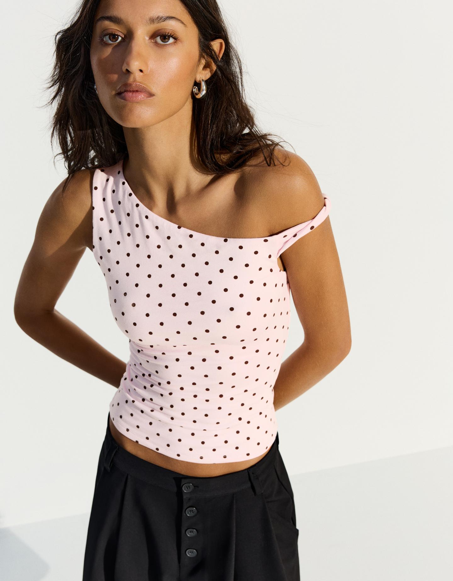Bershka asymetryczny top w kropki różowy