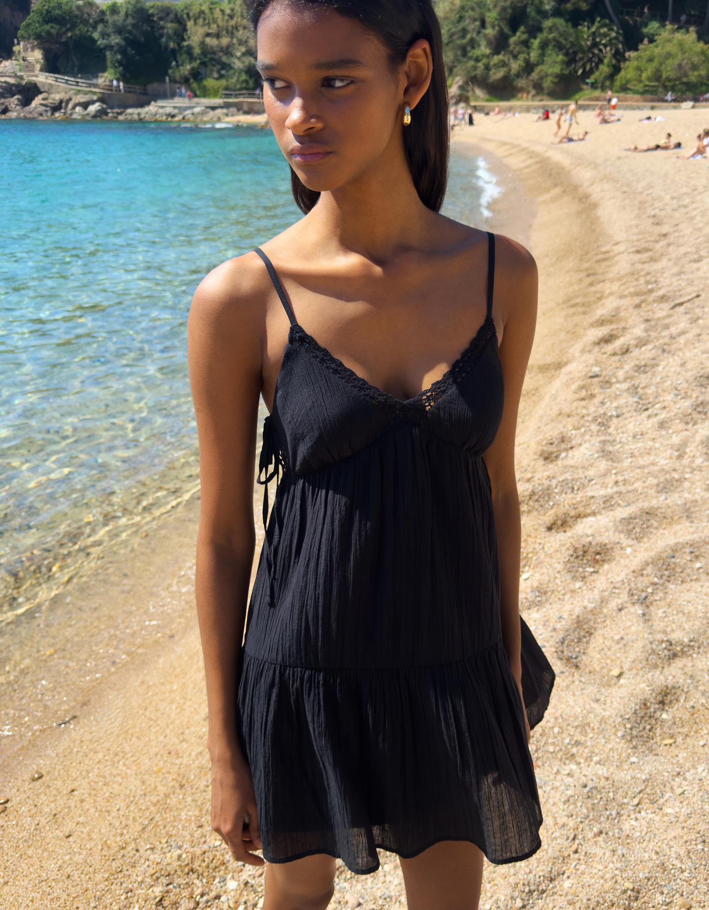 Bershka sukienka mini z fakturą i koronkowym wykończeniem czarny