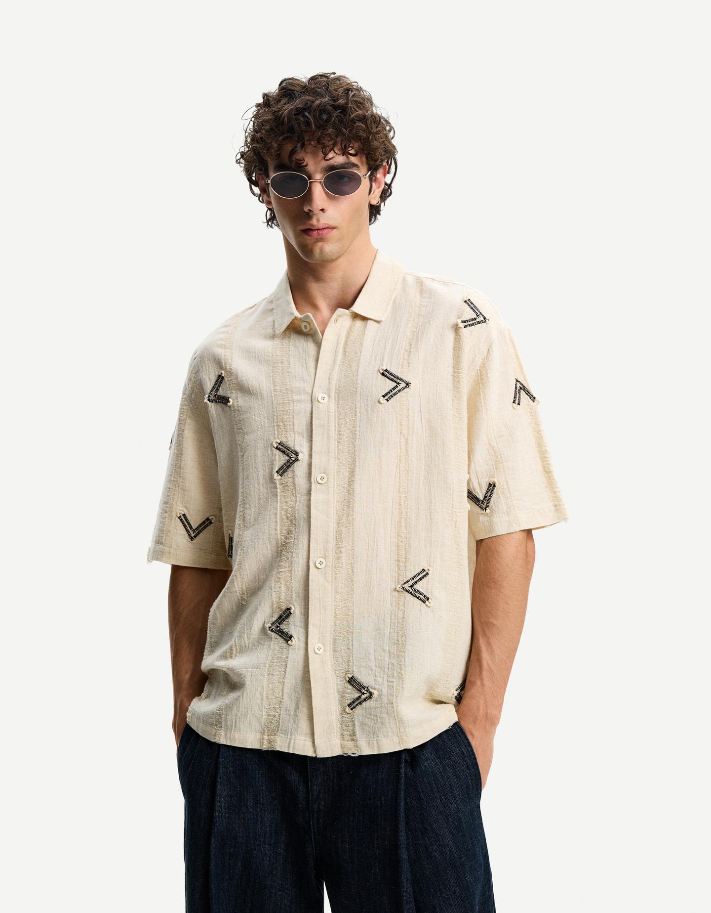 Bershka koszula z krótkim rękawem i rustykalnym nadrukiem piaskowy