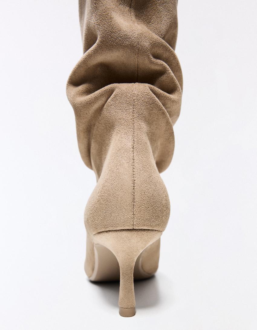 Bota com salto kitten e abertura-Bege