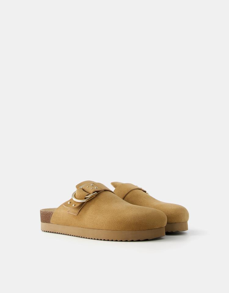 Zueco detalle hebilla con tachas