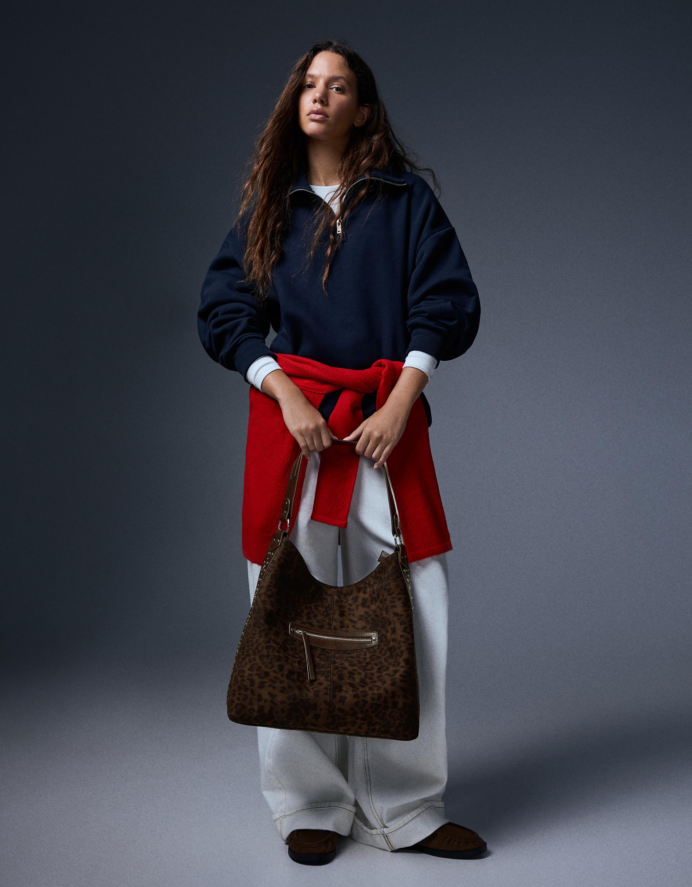 Bershka Torebka Tote W Zwierzęcy Nadruk Z Efektem Zamszu Kobieta Brązowy