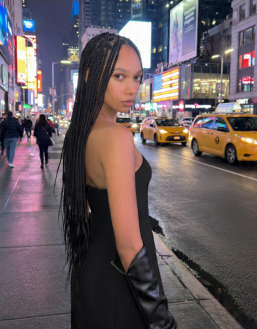 Dekolteli mini parıltılı elbise - Görsel 4