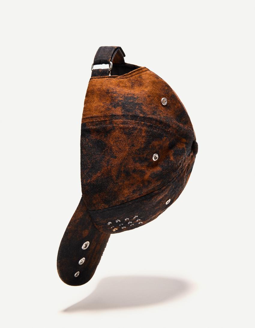 Cap with eyelets