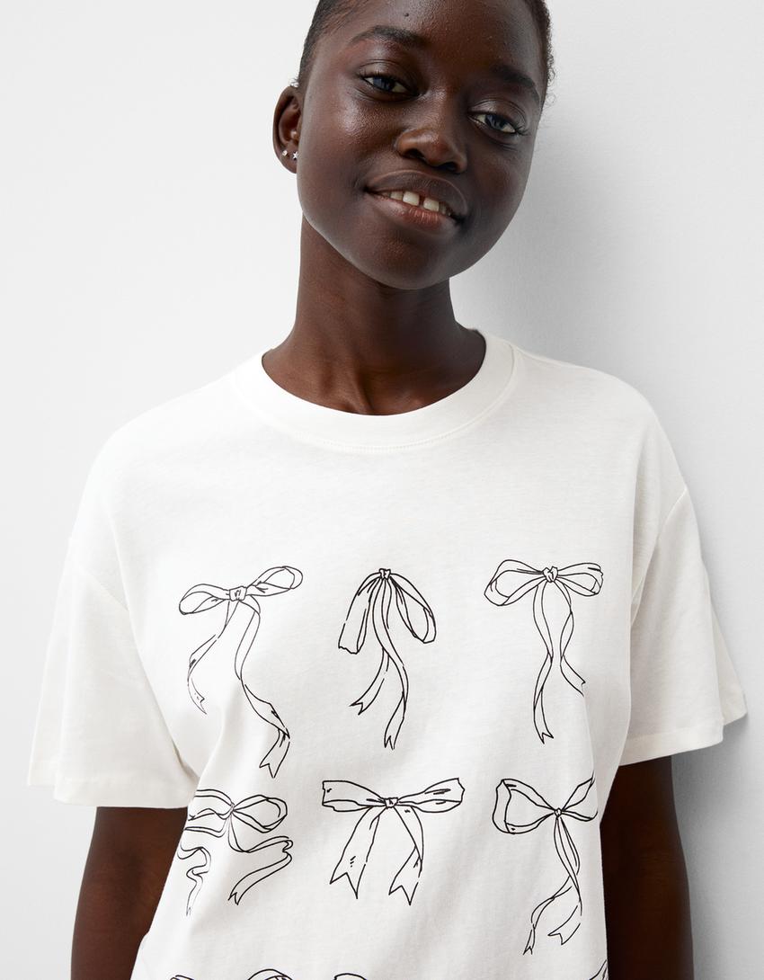 تيشرت بأكمام قصيرة وطبعة-أبيض مطفي-2