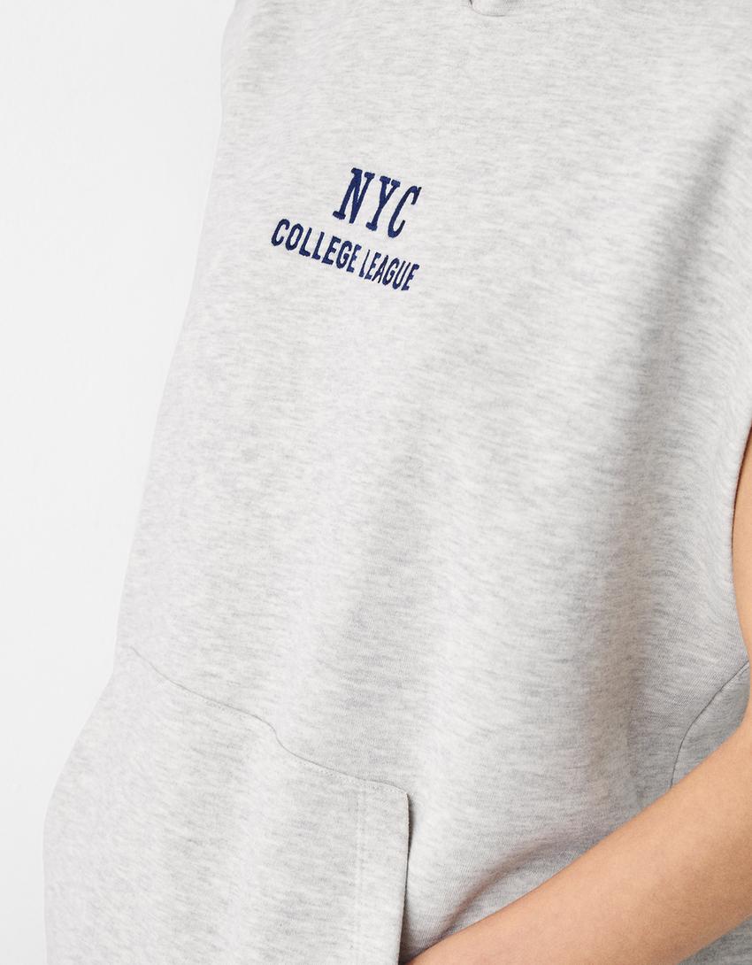 جاكيت فيست بلش بغطاء رأس وبدون أكمام وبتطريز جامعي-رمادي-5