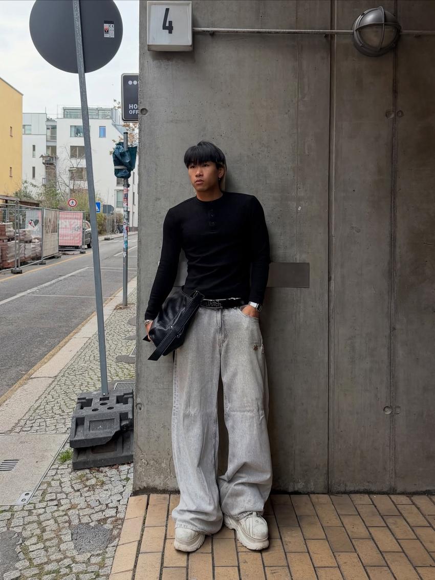 تيشرت ضيق بقصة هنلي وأكمام طويلة-أسود