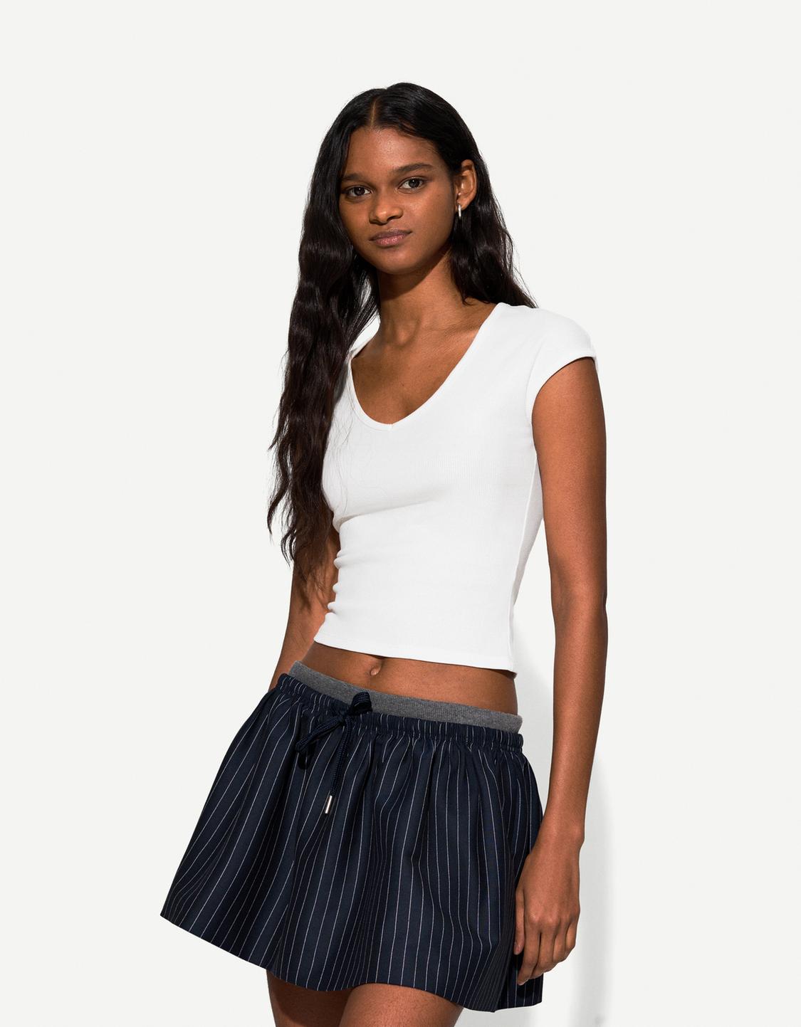 Short sleeve V-neck T-shirt