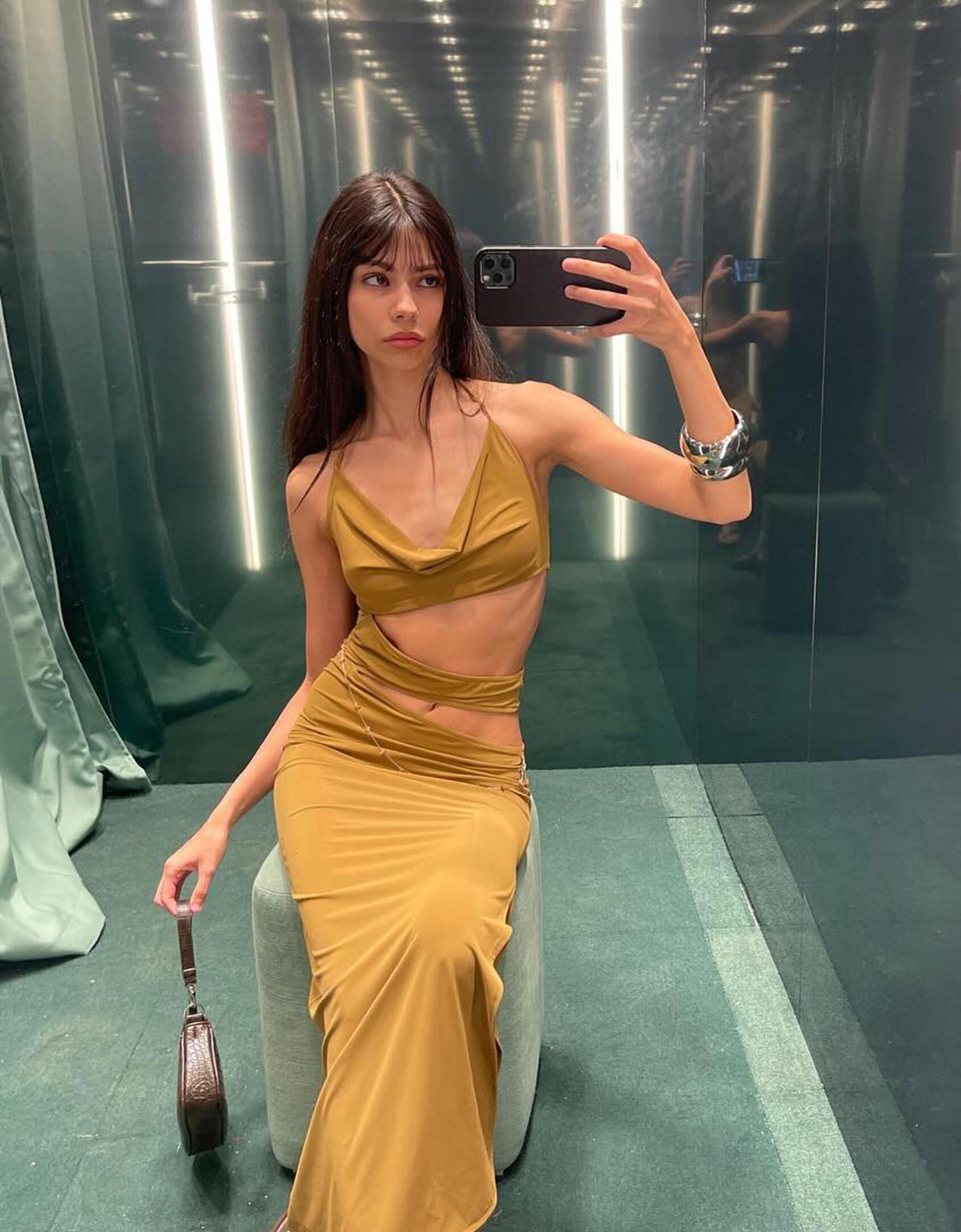 Bershka sukienka midi z wycięciem przy kołnierzu zielony