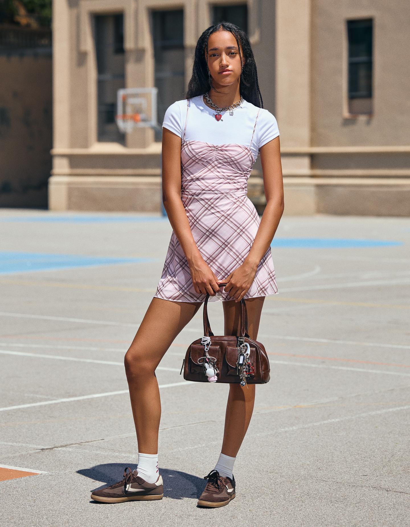 Bershka sukienka na ramiączkach z nadrukiem różowy