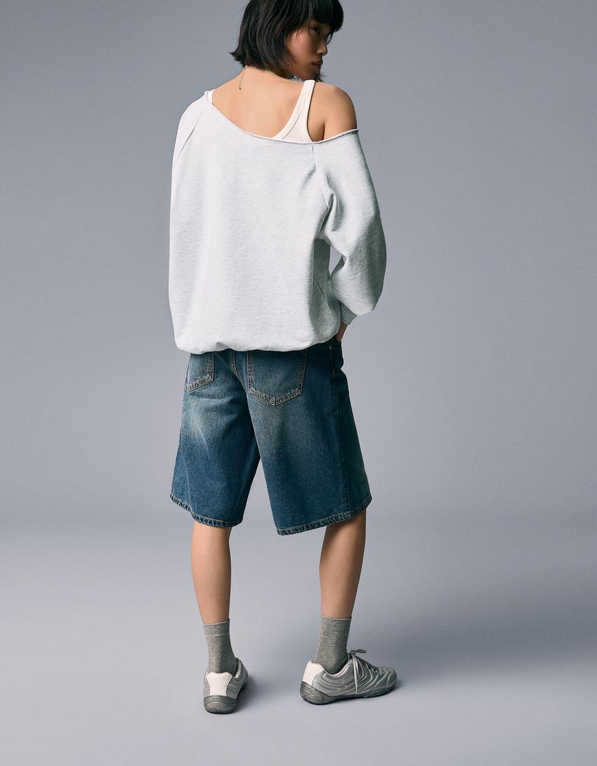 سويت شيرت بطبعة وتصميم غير متماثل-رمادي