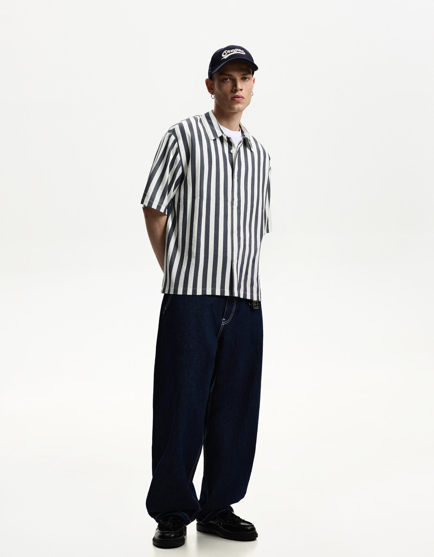 Bershka koszula o luźnym kroju z krótkim rękawem ciemnoszary