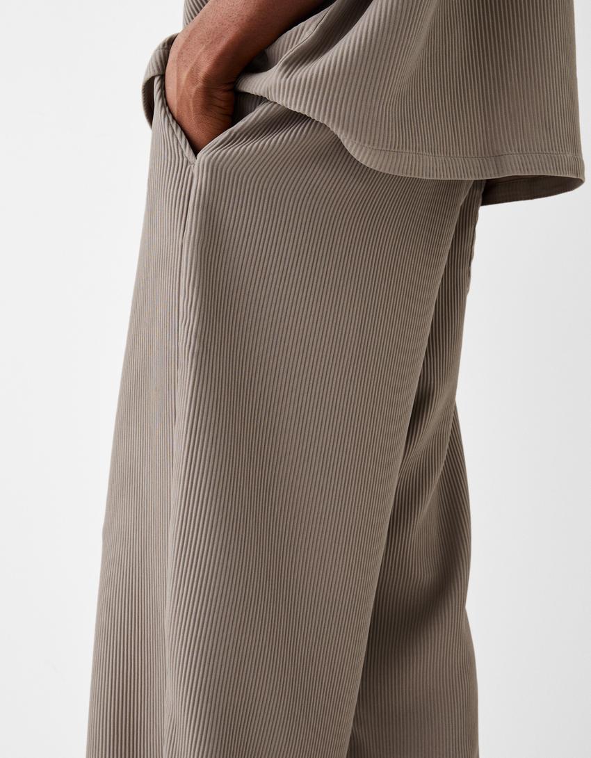 بنطلون بثنيات وساق عريضة-رملي-3