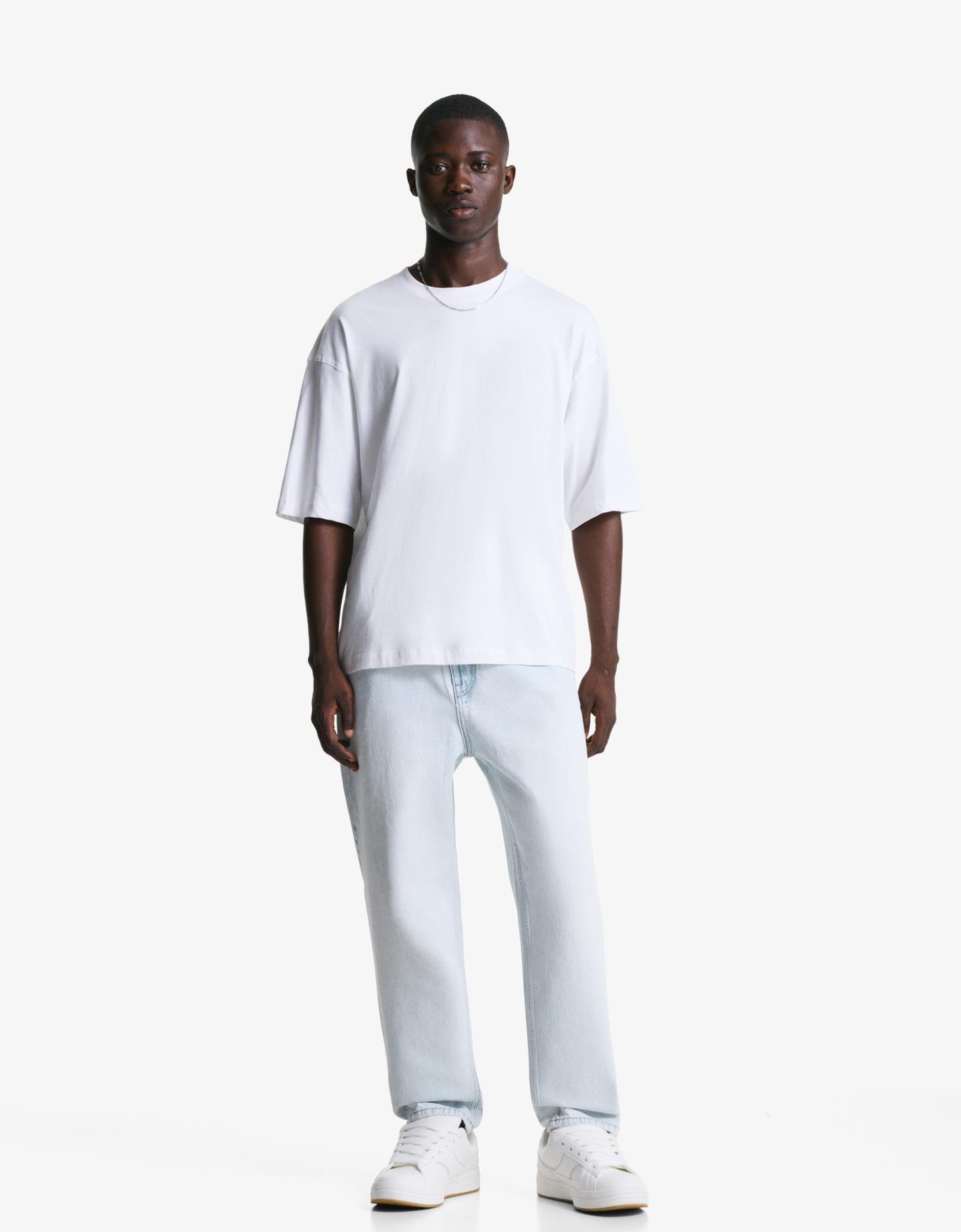 Bershka jeansy o kroju loose tapered jasnoniebieski