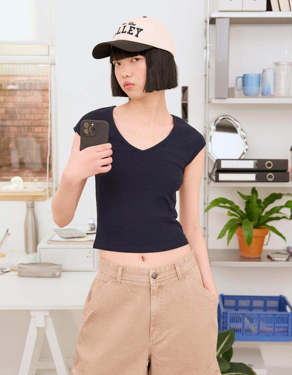Short sleeve V-neck T-shirt