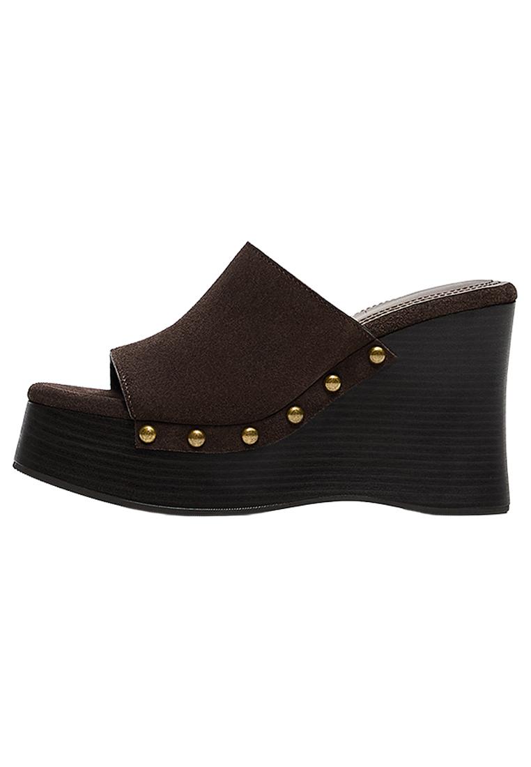 Leather wedge with stud detail — Brown