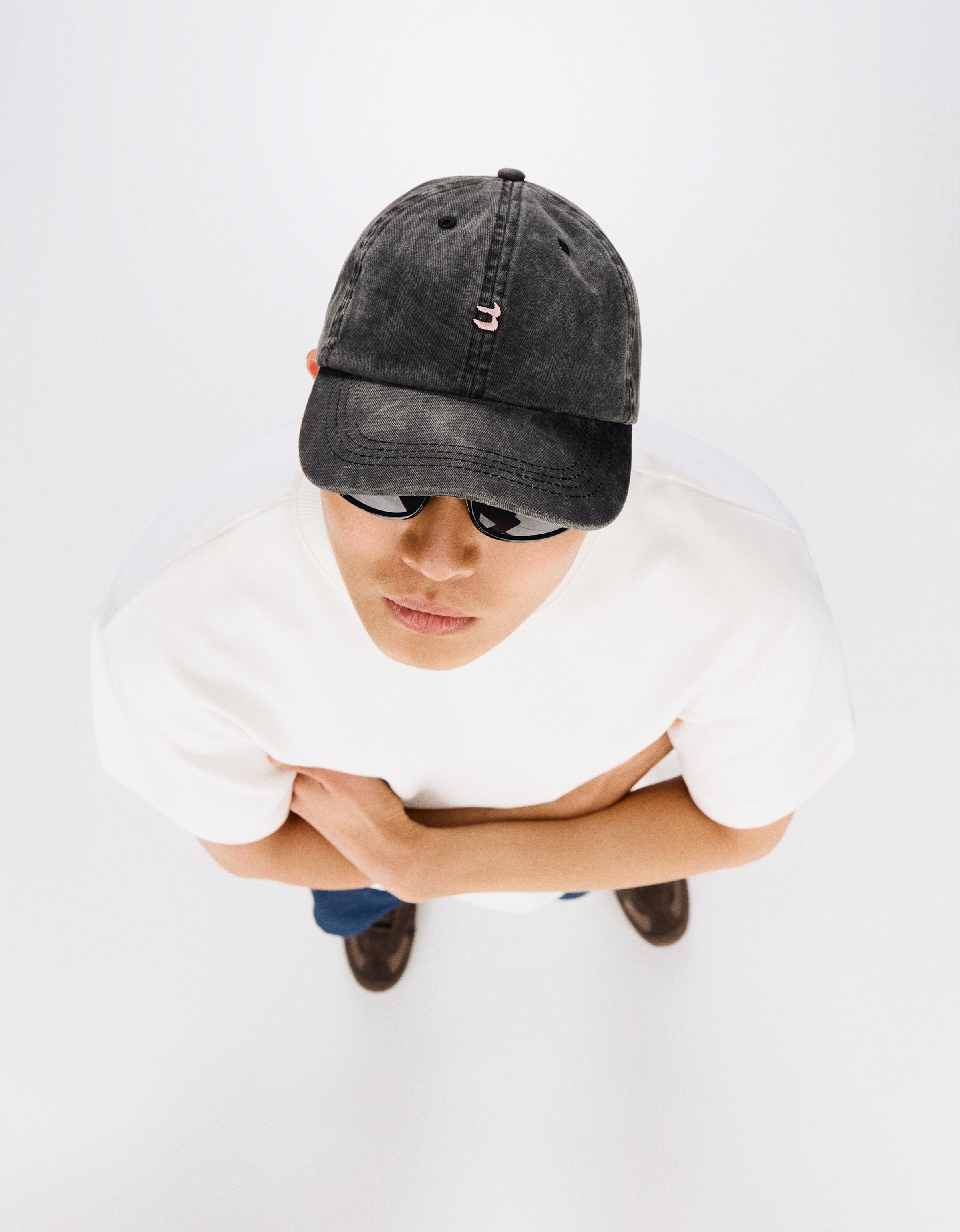 Embroidered cap — Black