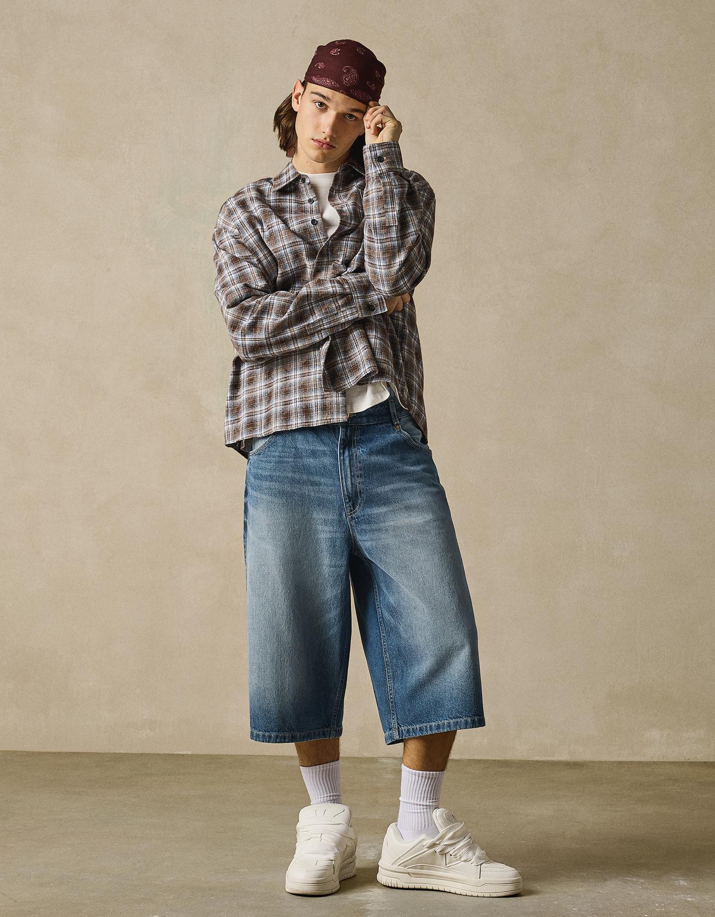 Bershka bermudy z denimu o kroju super baggy wyblakły niebieski