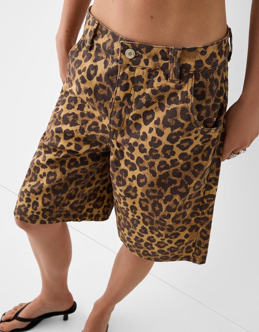 מכנסי ברמודה מבד טוויל עם הדפס חיה-קאמל-6