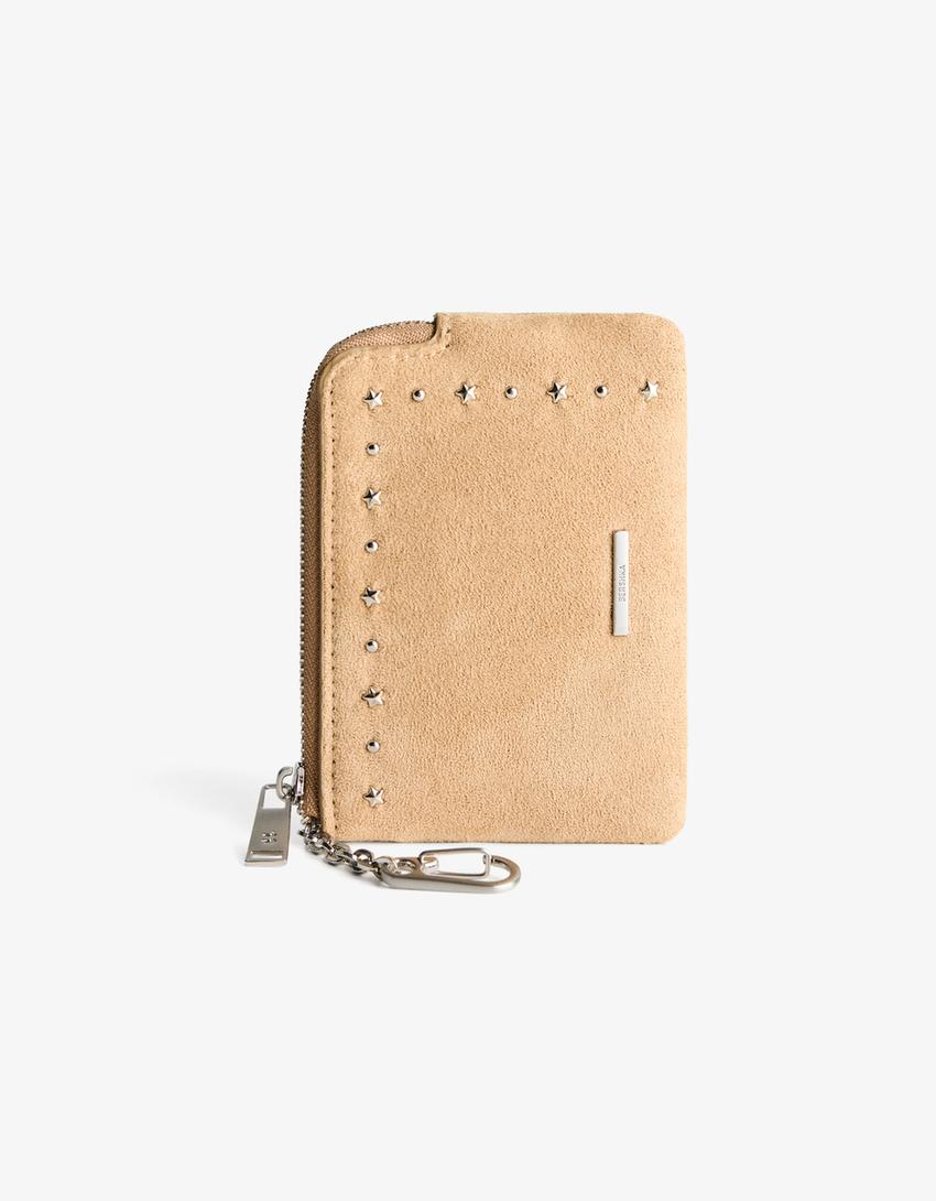 Porta-moedas efeito camurça tachas-Marrom