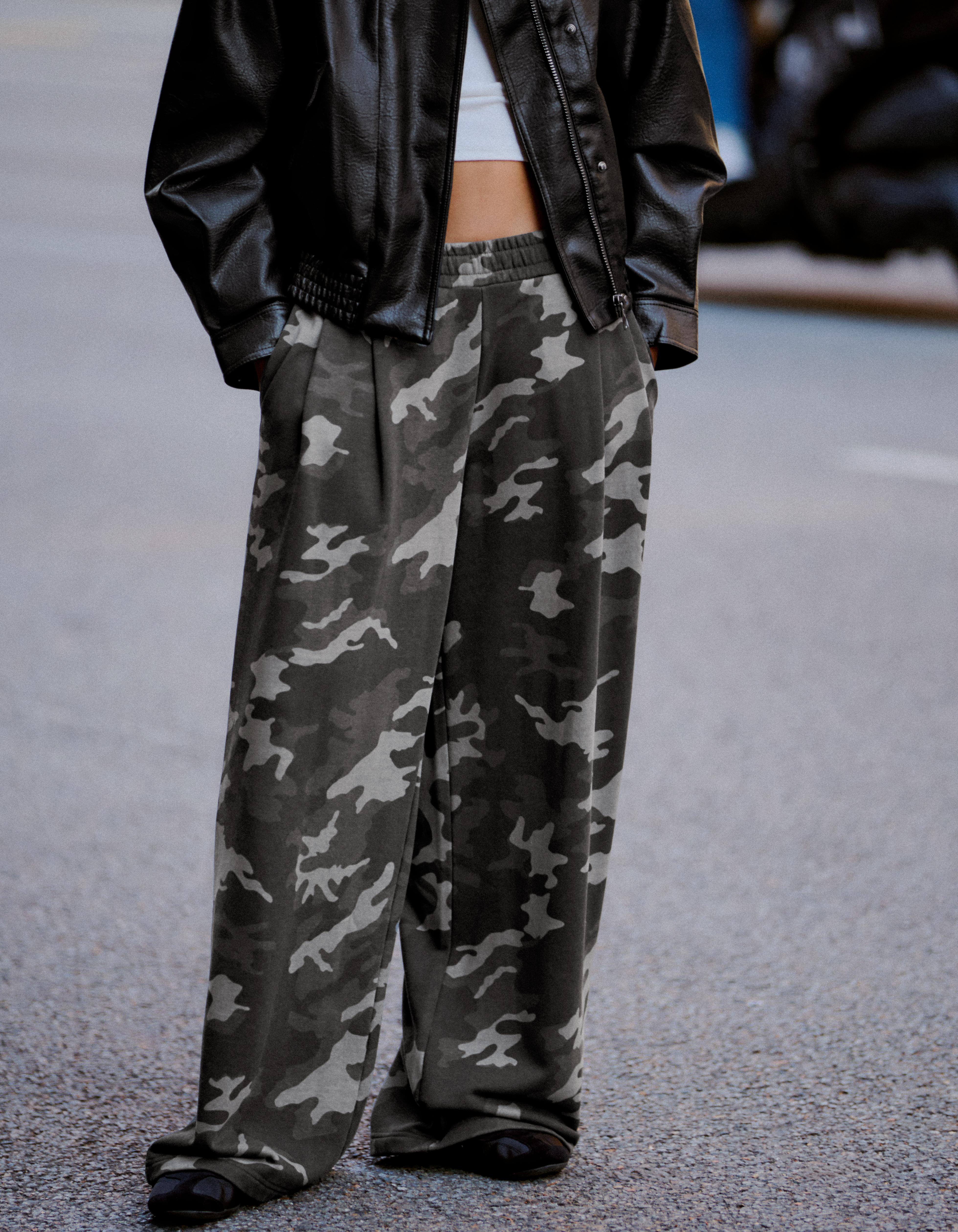 Printed plush trousers — Dark grey