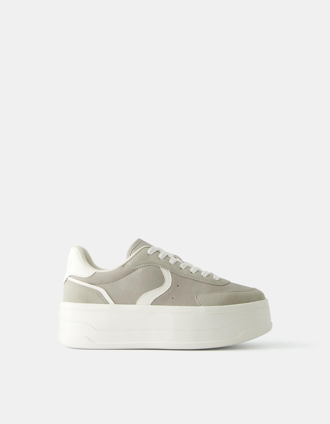 حذاء رياضي بنعل عال متباين