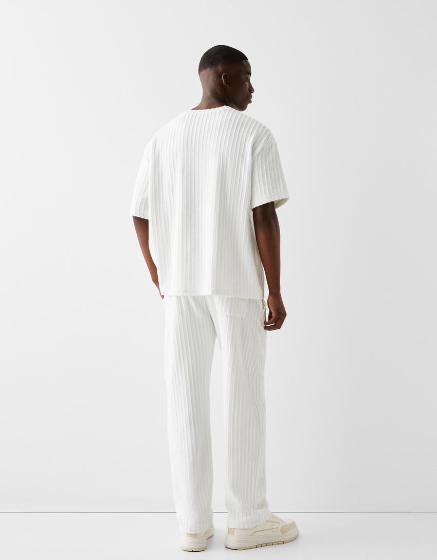 تيشرت مخطط بأكمام قصيرة وملمس بارز-أبيض-1