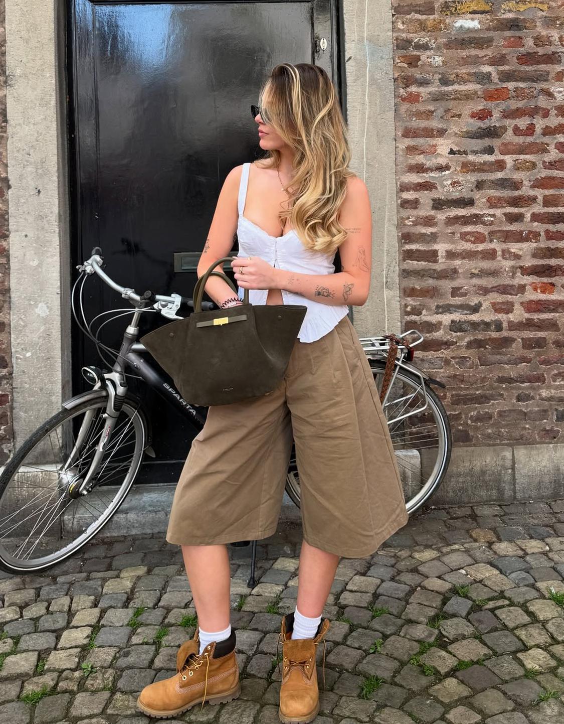 Voluminous Bermuda shorts with darts