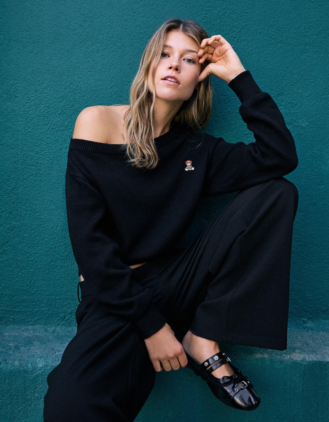 Bear embroidered boat neck jumper — Black