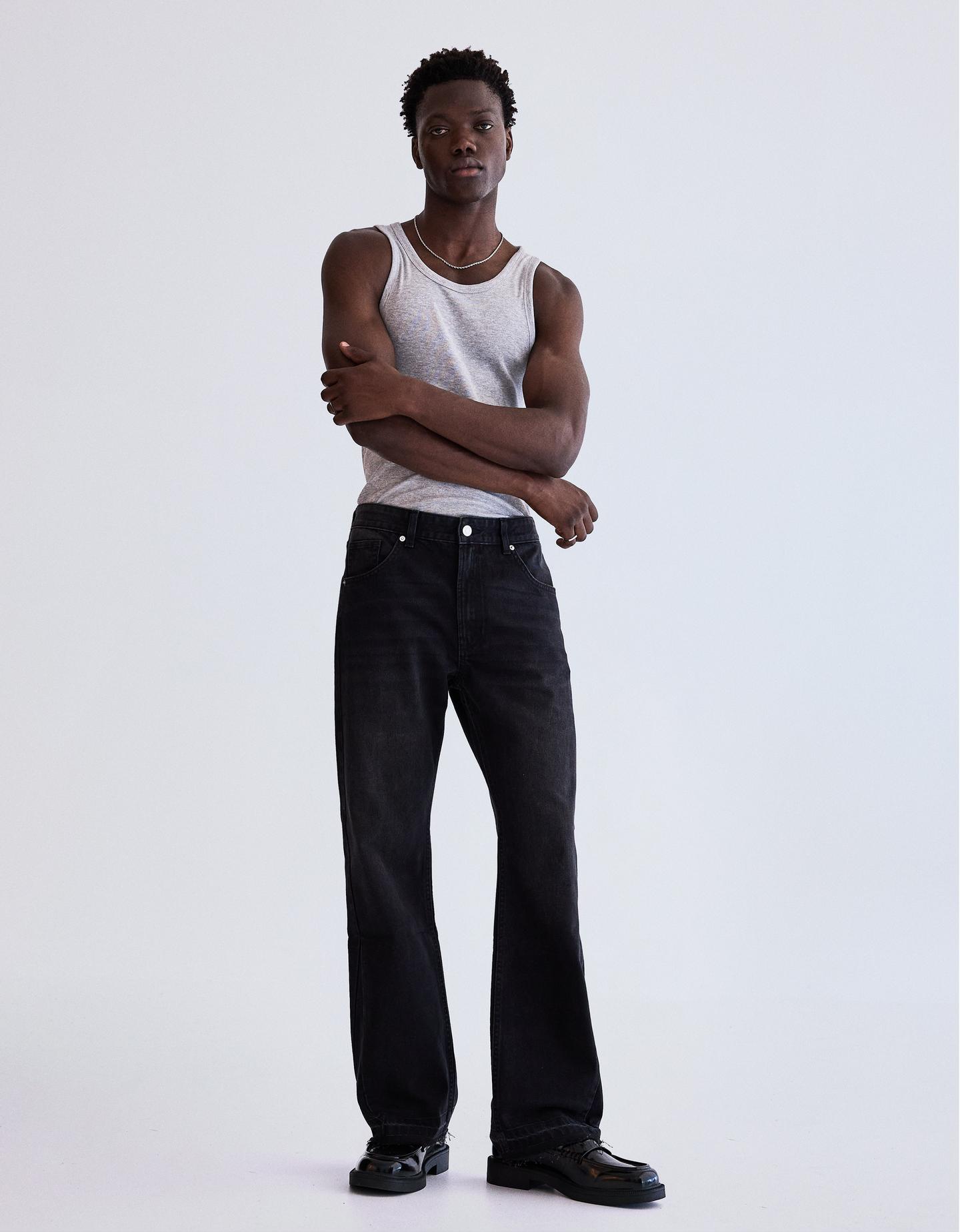 Bershka jeansy o kroju flare straight czarny